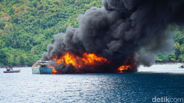 Duarrr! 10 Kapal Maling Ikan Ditenggelamkan