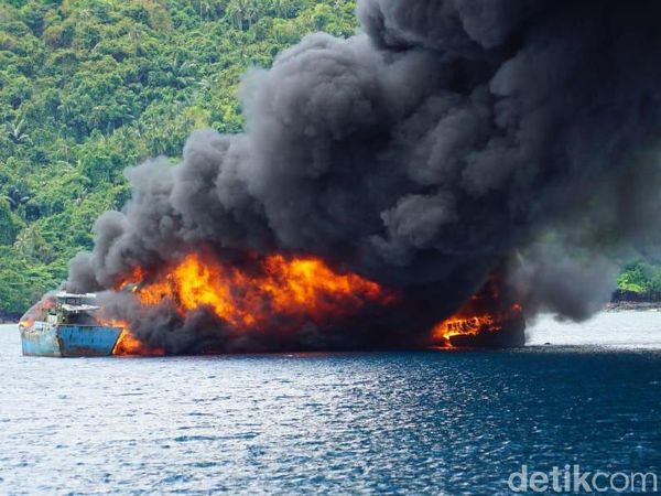 Duarrr! 10 Kapal Maling Ikan Ditenggelamkan