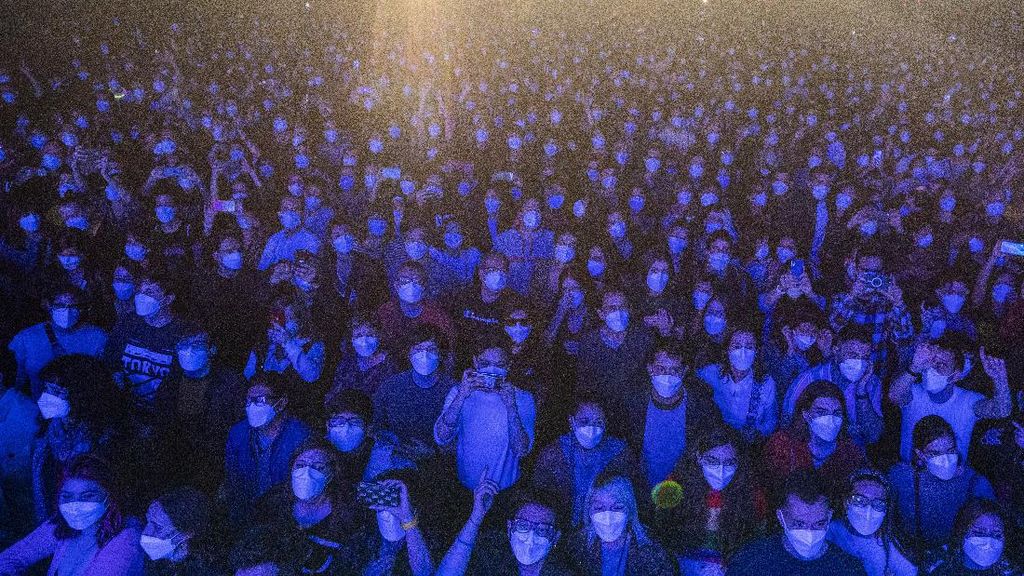 Masih Pandemi, Ribuan Orang Nonton Konser Musik di Barcelona