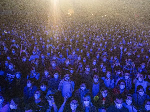 Masih Pandemi, Ribuan Orang Nonton Konser Musik di Barcelona