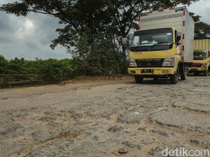 Ampun! Jalan Raya Perancis Tangerang Rusak parah