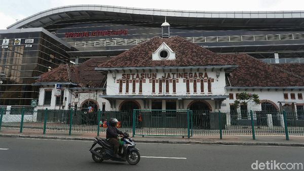 Bangunan Lama Stasiun Jatinegara Diperbaiki