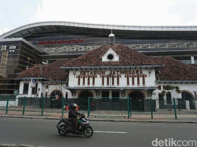 Bangunan Lama Stasiun Jatinegara Diperbaiki
