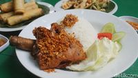 Puas Makan Bebek Goreng di Restoran Bertaman Asri