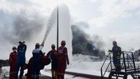 Begini Perjuangan Damkar Padamkan Kebakaran Kilang Pertamina