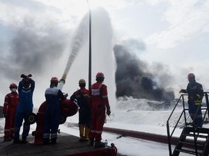 Begini Perjuangan Damkar Padamkan Kebakaran Kilang Pertamina Begini Perjuangan Damkar Padamkan Kebakaran Kilang Pertamina