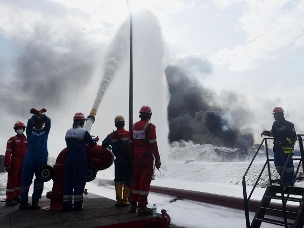 Begini Perjuangan Damkar Padamkan Kebakaran Kilang Pertamina