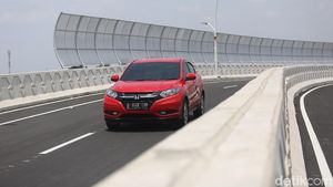 Belum Rampung, Pengendara Nekat Lintasi Fly Over Cakung