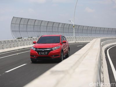 Belum Rampung, Pengendara Nekat Lintasi Fly Over Cakung