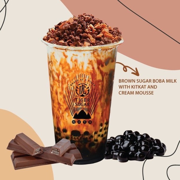 Brown Sugar Boba Milk with Kitkat and Cream Mousse/instagram.com/tigersugarindonesia Brown Sugar Boba Milk with Kitkat and Cream Mousse