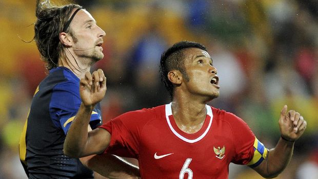 Australia's Josh Kennedy (L) contests the ball with Indonesian captain Charis Yulianto (R) during the the Asian Cup 2011 qualification match in Brisbane on March 3, 2010. Australia won 1-0.  AFP PHOTO / Greg WOOD (Photo by GREG WOOD / AFP)