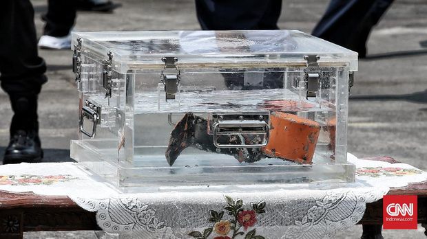 Menteri Perhubungan Budi Karya Sumadi bersama Ketua KNKT Soerjanto Tjahjono  membuat jumpa pers tentang penemuan Cockpit Voice Recorder atau CVR pesawat Sriwijaya Air SJ-182, di dermaga JICT 2, Tanjung Priok, Jakarta Utara. Rabu, 31 Maret 2021. CNN Indonesia/Andry Novelino