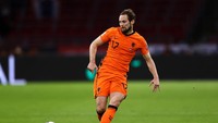 Duel Gibraltar vs Belanda di kualifikasi Piala Dunia 2022 menjadi mimpi buruk buat Daley Blind. Bek De Oranje itu mendapat cedera setelah kaki kirinya tertekuk dan harus menuntaskan musim ini bersama Ajax lebih cepat. (Foto: Getty Images/Dean Mouhtaropoulos)
