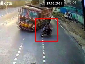 Karena Ulah Pemotor Selonong Boy, Dua Truk Ini Tabrakan Adu Banteng