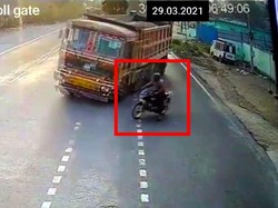 Karena Ulah Pemotor Selonong Boy, Dua Truk Ini Tabrakan Adu Banteng