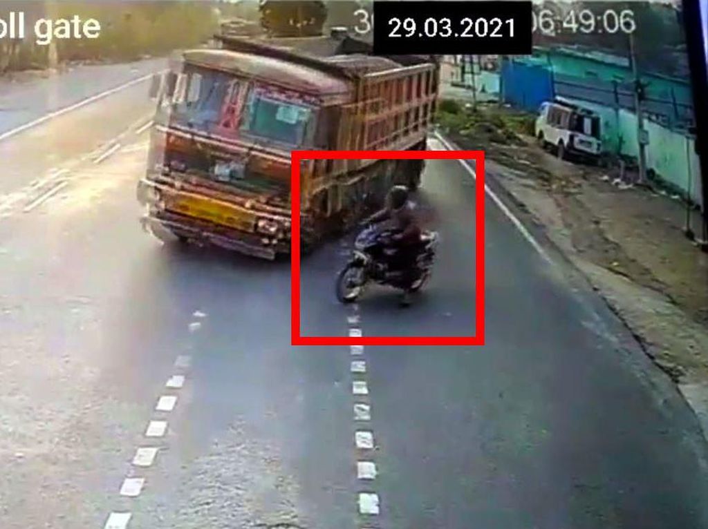 Karena Ulah Pemotor Selonong Boy, Dua Truk Ini Tabrakan Adu Banteng Karena Ulah Pemotor Selonong Boy, Dua Truk Ini Tabrakan Adu Banteng