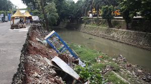 Duh, Longsor Turap Kali Rawa Tembaga Belum Diperbaiki