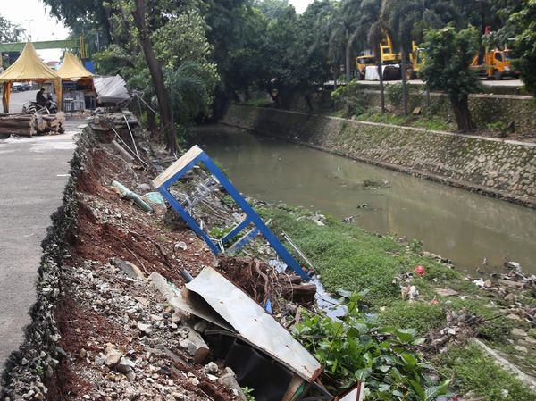 Duh, Longsor Turap Kali Rawa Tembaga Belum Diperbaiki