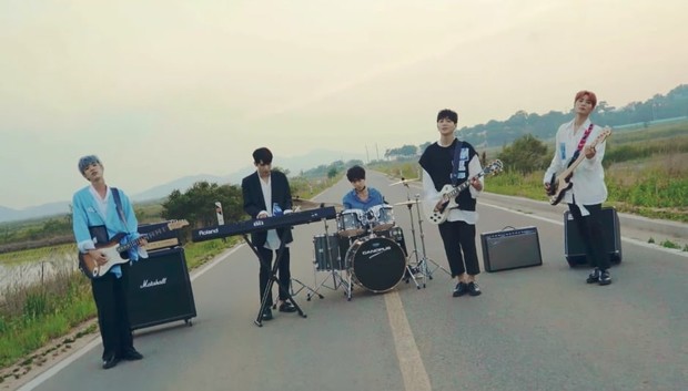 Foto Band Day6 dalam Lagu Hi Hello/Twitter.com/soompi Potongan gambar Band Day6 dalam music video lagu Hi Hello.