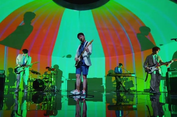 Foto Band Day6 dalam Lagu Time Of Our Life/Pinterest.com/soompi Menampilkan potongan gambar Band Day6 dalam Music Video Time Of Our Life.