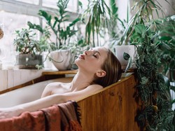 Bintang OnlyFans Ini Tengah Diburu Polisi, Bikin Konten Cabul di Cagar Alam