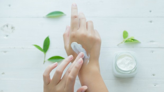 Ilustrasi menggunakan pelembap.