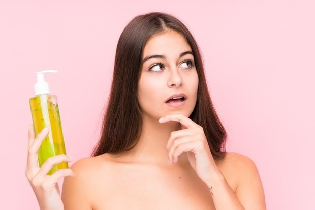 Ilustrasi Wanuta Kesulitan Memilih Skincare/Freepik.com Semakin banyak produk skincare yang kamu gunakan maka semakin sulit pula kamu dalam menentukan yang mana yang pas untuk kulitmu.