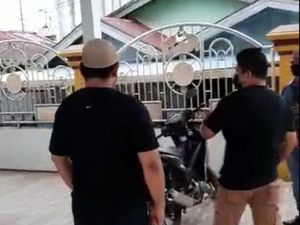 Diduga Tampar Warga di Masjid, Timses Denny Indrayana Dipolisikan Diduga Tampar Warga di Masjid, Timses Denny Indrayana Dipolisikan