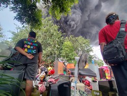 Pabrik Plastik di Surabaya Terbakar, Asap Hitam Membumbung Tinggi