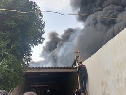 Kebakaran Pabrik Plastik di Surabaya Sempat Merembet ke Perkampungan