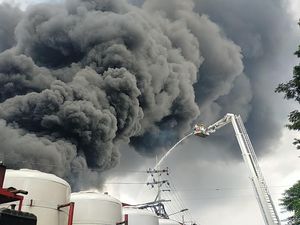 Dua Skylift Dikerahkan Padamkan Kebakaran Pabrik Plastik di Surabaya