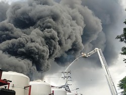 Dua Skylift Dikerahkan Padamkan Kebakaran Pabrik Plastik di Surabaya