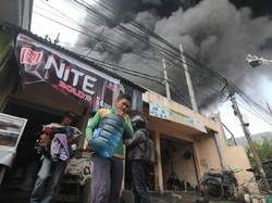 Kebakaran Pabrik Plastik di Surabaya Padam Setelah 4 Jam Api Berkobar