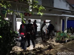 Polisi Datangi Rumah Perempuan Berpistol Penyerang Mabes Polri di Ciracas