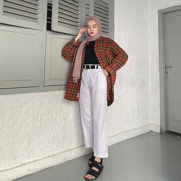 Kemeja kotak-kotak cokelat/instagram.com/hijabootd.style/ Kemeja kotak-kotak cokela