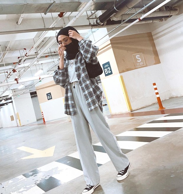 Kemeja kotak-kotak dan celana training/instagram.com/nrulfatiha/ Kemeja kotak-kotak dan celana training