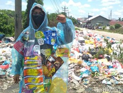 Berbaju Plastik Bekas, Warga Somasi Pemkot-DPRD Pekanbaru Terkait Sampah