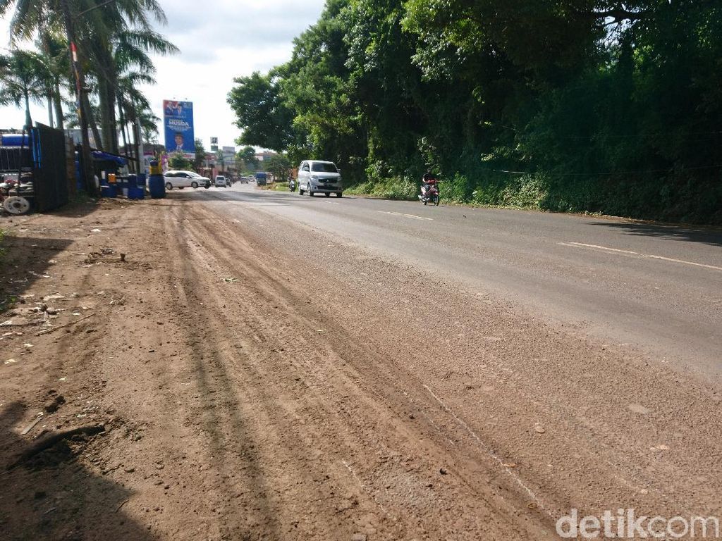 Ceceran Tanah di Jalan Serang-Cilegon Pemicu Kecelakaan Belum Dibersihkan Ceceran Tanah di Jalan Serang-Cilegon Pemicu Kecelakaan Belum Dibersihkan