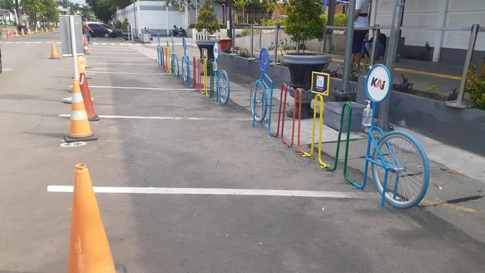 Kondisi parkir sepeda di Stasiun Pasar Senen.