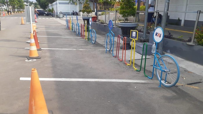 Kondisi parkir sepeda di Stasiun Pasar Senen. Kondisi parkir sepeda di Stasiun Pasar Senen.