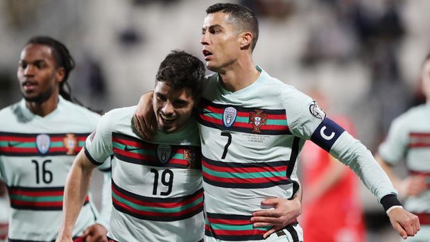 Luksemburg vs Portugal Soccer Football - World Cup Qualifiers Europe - Group A - Luxembourg v Portugal - Stade Josy Barthel, Luxembourg - March 30, 2021 Portugal's Cristiano Ronaldo celebrates scoring their second goal with teammates REUTERS/Pascal Rossignol