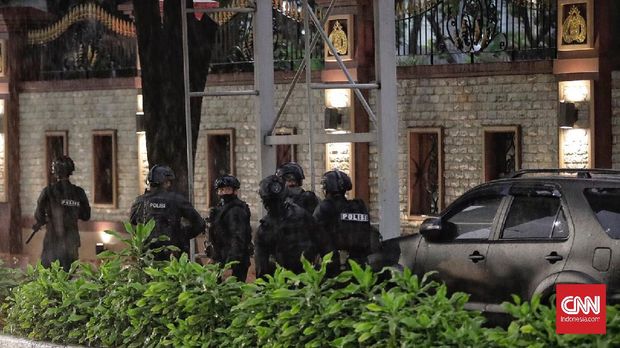 Kepolisian memperketat pengamanan usai serangan terduga teroris di Mabes Polri, Jakarta, Rabu (31/3). CNN Indonesia/Adhi Wicaksono