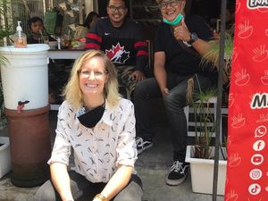 Kena Dampak Pandemi, Bule Ini Banting Setir Jual Mie Ayam Beromzet Rp 20 Juta