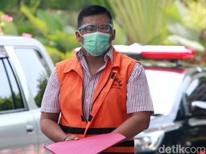 Bermasker Ferdy Yuman Diperiksa KPK Bermasker Ferdy Yuman Diperiksa KPK
