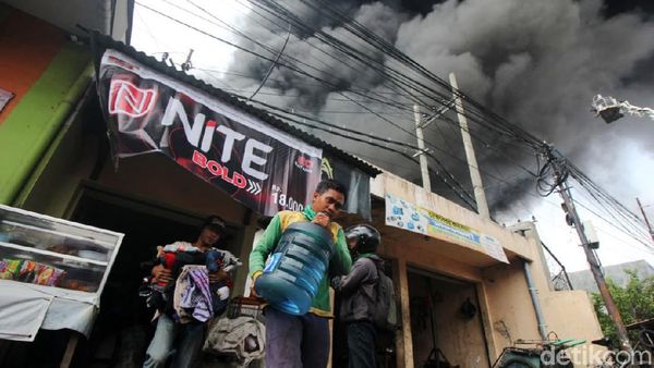 Pabrik Plastik di Surabaya Terkabar