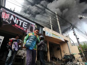 Pabrik Plastik di Surabaya Terkabar