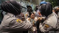 Penggusuran Lahan Sengketa Diwarnai Isak Tangis