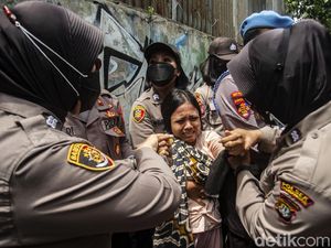 Penggusuran Lahan Sengketa Diwarnai Isak Tangis