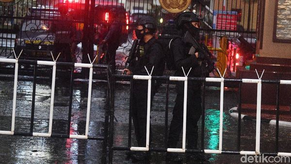 Mabes Polri Dijaga Ketat Usai Diserang Perempuan Berpistol