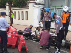 Dishub-Polres Depok Gembok Kendaraan yang Parkir Liar di JPO Balai Kota